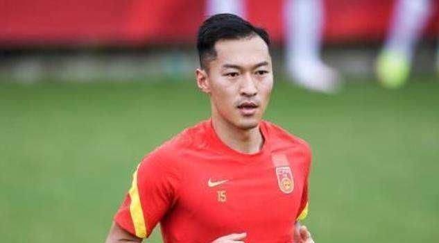比赛中三笘薫对萨卡犯规，阿尔特塔在技术区手舞足蹈看起来非常激动，主裁判罗宾逊向阿尔特塔出示了一张黄牌。